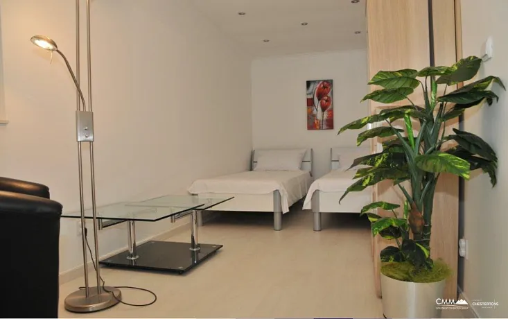 Tivat'ta büyük havuz ve bahçeli nefes kesici villa satılık